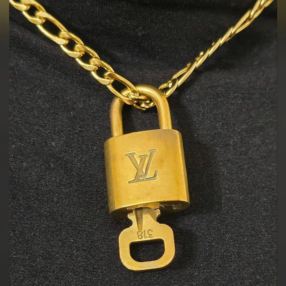 🟡Authentic Louis Vuitton Gold Padlock & Key Necklace Set #318 🟡 - Picture 3 of 14